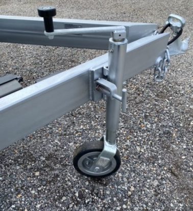 Heavy duty jockey wheel on turn table plate